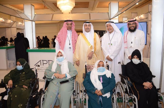الرئيس التنفيذي بصورة مع زوار معرض اضاءة المدينة من الأشخاص ذوي الإعاقة الحركية